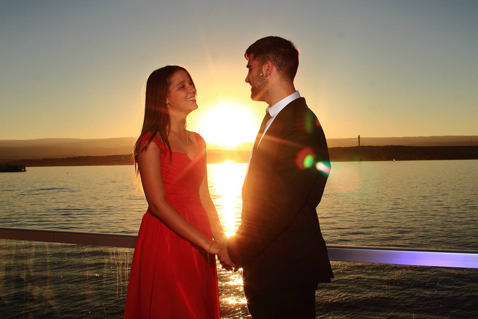 sesion de fotos romantica al atardecer en el lago de cordoba